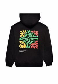 Sudadera negra con un diseño floral colorido en amarillo, verde y rojo en la parte posterior. Tiene un bolsillo tipo canguro y capucha con cordón.