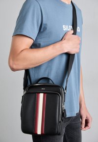 Selectat, black/red/bone/pall