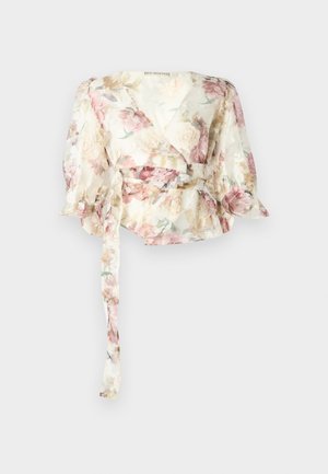 Bloemdruk blouse in doorschijnende, lichte stof. Heeft pastelroze patronen, lange pofmouwen en een strikceintuur in de taille.