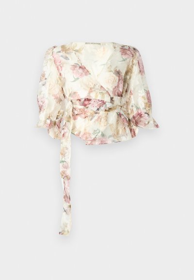 Bloemdruk blouse in doorschijnende, lichte stof. Heeft pastelroze patronen, lange pofmouwen en een strikceintuur in de taille.