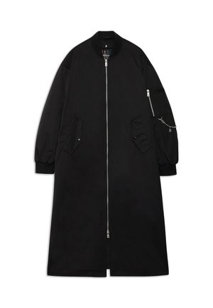 Lungo cappotto nero in tessuto liscio, con cerniera frontale, tasche laterali e tasca con cerniera sulla manica con dettaglio a catena.