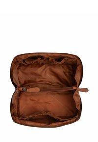 Bolsa de cosméticos de tela marrón con cierre de cremallera, que cuenta con un bolsillo interior con cremallera y secciones de almacenamiento elástico a lo largo de los bordes. Textura suave.