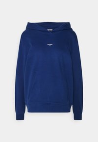 Felpa con cappuccio blu navy in morbito cotone. Presenta una tasca frontale, maniche lunghe e cappuccio con coulisse. Piccolo logo "Holzweiler" sul petto.