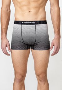 Herren-Boxershorts in Schwarz und Grau mit horizontalen Streifen, ausgestattet mit einem einfarbigen schwarzen Bund mit Logo-Schriftzug und einer engen Passform.