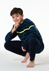 Modrý a námořnický pruhovaný top s dlouhým rukávem a žlutým akcentem, v kombinaci s tmavě modrými pyžamovými kalhotami. Měkká textilie, pohodlný střih.