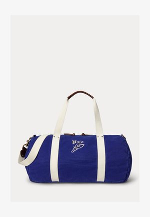 Μπλε κυλινδρική τσάντα duffel με λευκές ράβδους, καφέ δερμάτινες λεπτομέρειες στη λαβή και κεντημένο λογότυπο "Polo 67" στο μπροστινό μέρος.