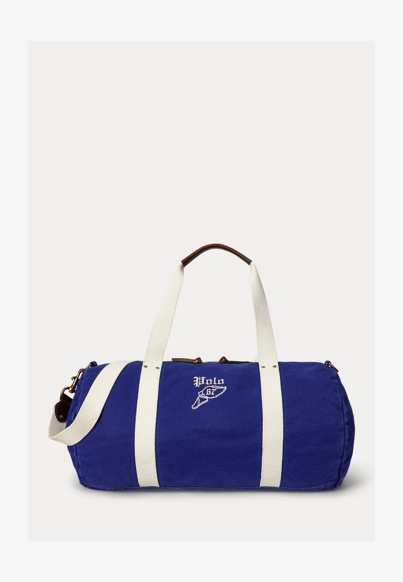 Μπλε κυλινδρική τσάντα duffel με λευκές ράβδους, καφέ δερμάτινες λεπτομέρειες στη λαβή και κεντημένο λογότυπο "Polo 67" στο μπροστινό μέρος.