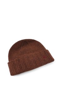 Bonnet en tricot brun avec un revers côtelé, présentant une texture lisse et un logo brodé subtil dans une teinte de brun plus foncé.