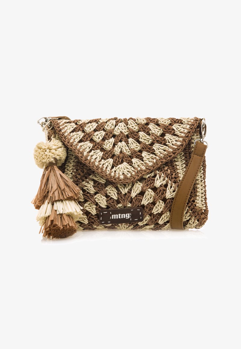Geflochtene Clutch-Tasche mit einem braun-creamfarbenen Muster, ausgestattet mit einer Klappe zum Umschlagen, Pom-Pom- und Quastenakzenten sowie einem abnehmbaren braunen Trageriemen.