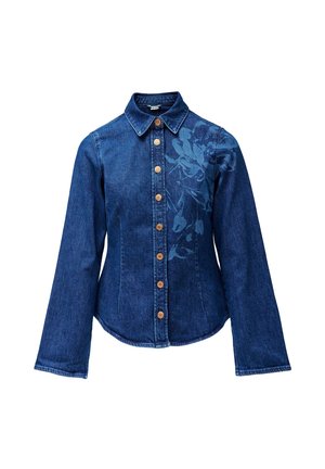 Chaqueta de denim con cierre de botones en la parte delantera, cuello puntiagudo, mangas largas y un estampado floral en el lado izquierdo en un tono azul más claro.