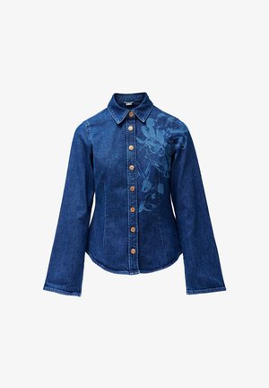 Veste en denim avec un devant à boutons, un col pointu, des manches longues et un motif floral sur le côté gauche dans une teinte de bleu plus clair.
