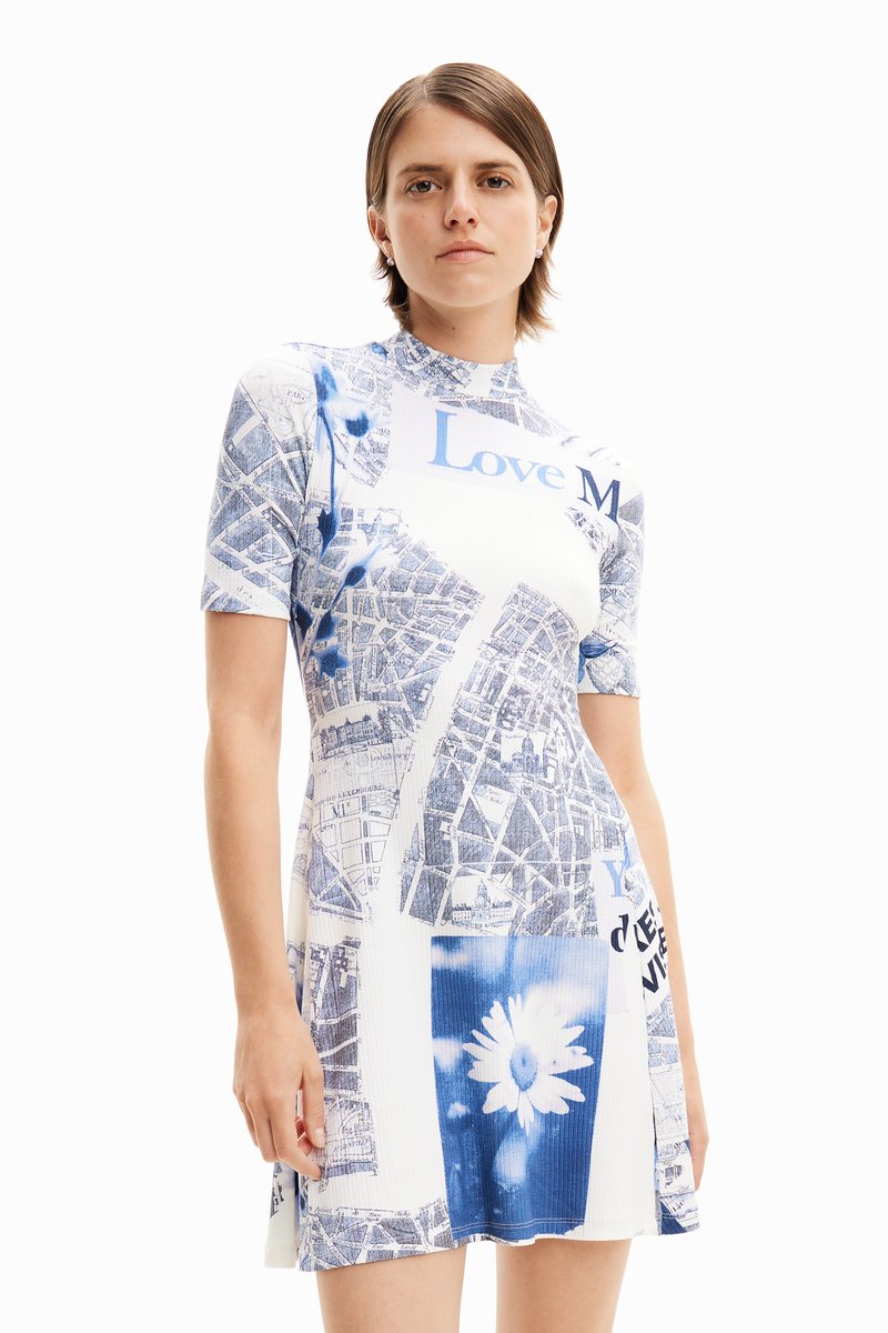 Robe à manches courtes avec un motif de carte bleu et blanc, avec le texte "Aime-moi." Le tissu semble texturé avec des accents floraux en bas.