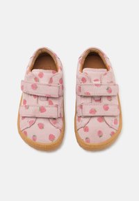 Scarpe in suede rosa con motivo di fragole, fasce in velcro e suola in gomma. Punta arrotondata e interno imbottito per il massimo comfort.