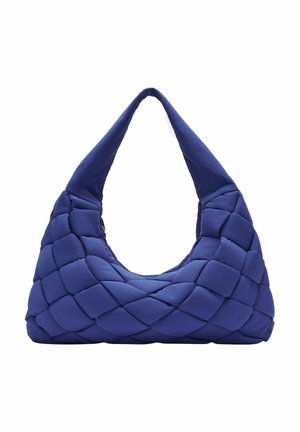 Sac à main en bleu marine matelassé avec un design tissé rembourré et une large bandoulière unique, présenté sur un fond blanc.