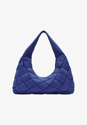 Gepolsterte marineblaue Handtasche mit gewebtem Design und breitem einseitigem Schultergurt, vor einem weißen Hintergrund präsentiert.