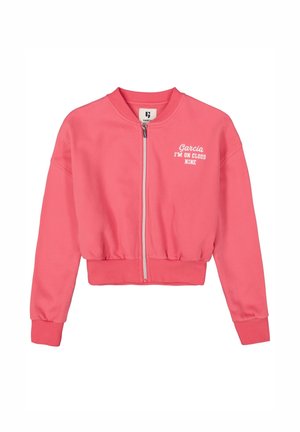 Roze cropped bomberjack met een ronde hals, een rits aan de voorkant en witte tekst "Garcia I’M ON CLOUD NINE" op de linkerkant van de borst.
