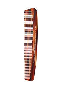 Peine de carey, hecho a mano, con dientes finos y anchos. Textura suave, diseño elegante, con marca en relieve en un lado.