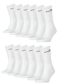 Weiße Baumwollsocken mit Rippstruktur und schwarzem Logo, angeordnet in zwei Reihen, insgesamt zwölfe Paar.