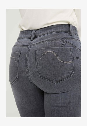 Jean en denim gris avec une taille haute, doté de deux poches arrière ornées de couture en cursive et d'une coupe slim.