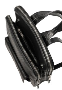 Czarna skórzana torba z teksturowanym wzorem krokodyla, wyposażona w wiele zamykanych na zamek przegrod i regulowane paski. Elementy ozdobne w kolorze srebrnym.