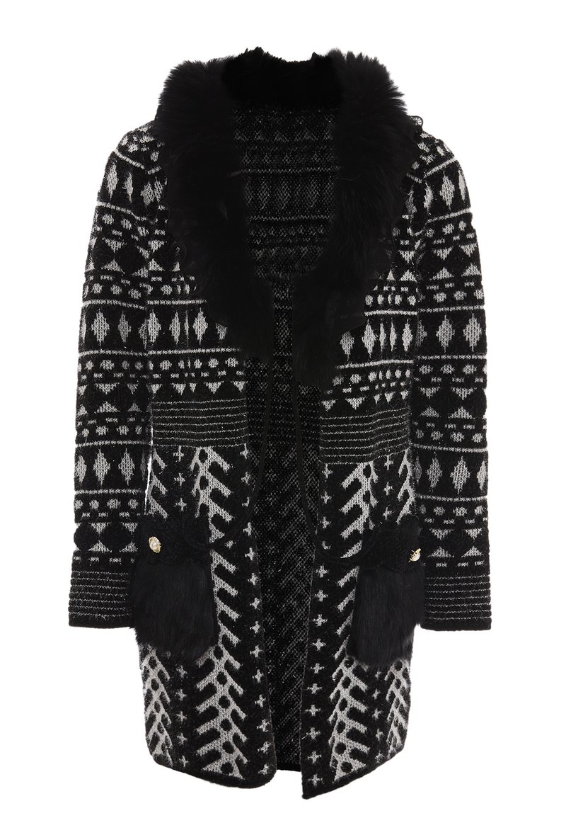 Cappotto a righe bianche e nere con collare in pelliccia sintetica, tasche con bottone e vestibilità ampia, caratterizzato da disegni geometrici e tribali.