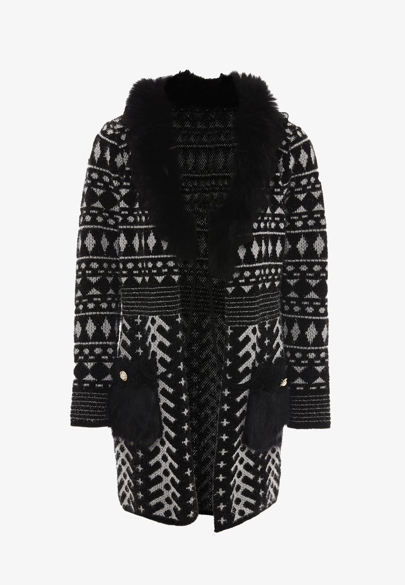 Fekete-fehér mintázatú kabát, műszőrme gallérral, gombos zsebekkel és laza szabással, geometrikus és törzsi mintákkal.