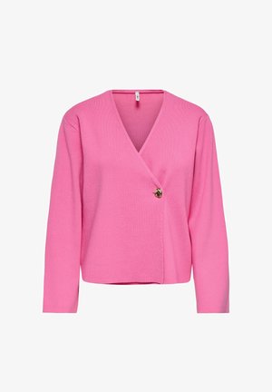 Cardigan en maille rose à manches longues avec col en V et fermeture à bouton décoratif doré unique sur le côté avant gauche.