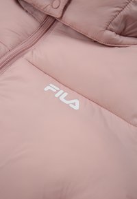 Rosa pufferjakke med en glat tekstur, lynlås lukning og et hvidt FILA-logo på forsiden. Blød, let og varm design.