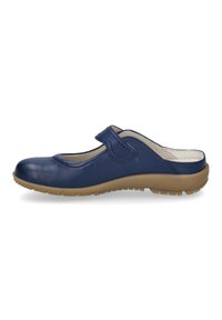 Námořnické kožené slip-on boty s kulatou špičkou, nastavitelným páskem a lehkou gumovou podrážkou s texturovaným vzorem pro lepší přilnavost.
