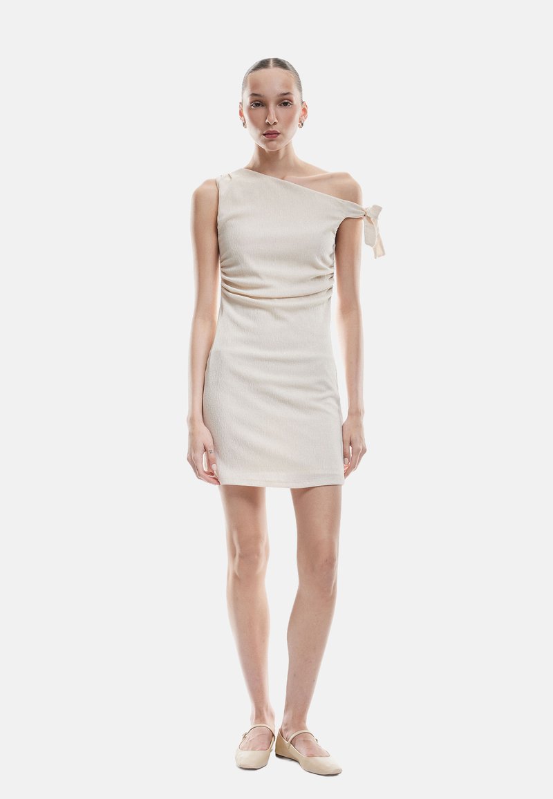 Crème-kleurige, getailleerde mini-jurk met een één-schouder ontwerp, gestructureerde stof en een vastgebonden accent op de schouder.