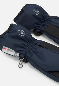 Wodoodporne granatowe rękawice o strukturze jodełki, ocieplane materiałem Thinsulate. Posiadają czarną siatkową wstawkę i klips do łatwego przypięcia.