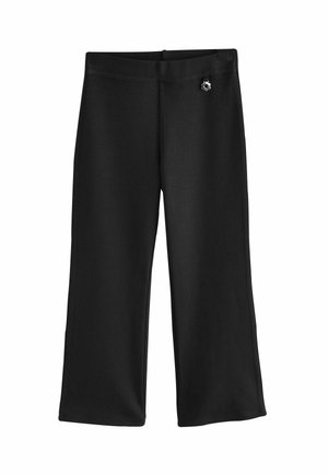Schwarze, kurze Hosen aus einem glatten Stoff, mit einem flachen Bund und einem kleinen dekorativen Metallelement auf der Vorderseite.