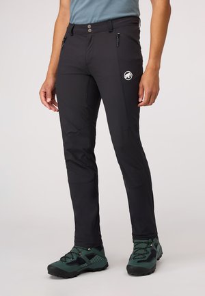 Zwarte outdoorbroeken met een slim fit ontwerp, gemaakt van rekstof, met ritszakken en een logopatch op de dij.