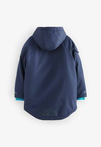 Mornarska vodoodporna jakna s kapuco, raglan rokavi in teal detajli na rokavih. Ima zaobljen rob in subtilen detajl z mavričnim logotipom.