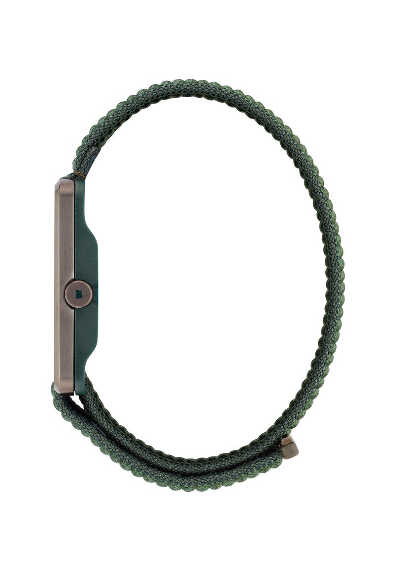 Vue latérale d'une montre avec un bracelet en tissu tissé vert foncé et une boucle métallique sur fond blanc.