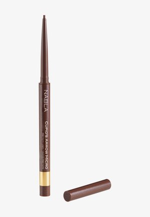 Crayon eye-liner marron précis rétractable avec une bande dorée et un bouchon marron retiré placé à proximité sur un fond blanc.
