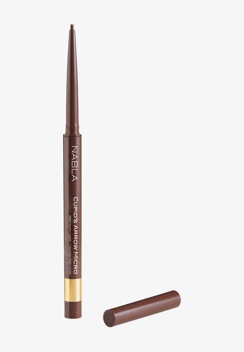 Crayon eye-liner marron précis rétractable avec une bande dorée et un bouchon marron retiré placé à proximité sur un fond blanc.