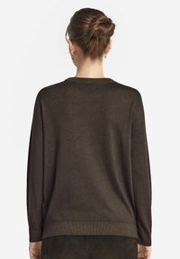 Falconeri ROUND NECK - Stickad tröja - braun chocolate garment dyed