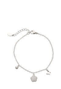 Bracciale in argento con ciondolo a forma di fiore decorato con strass, un piccolo accento a sfera e un ciondolo a forma di farfalla. Chiusura regolabile.