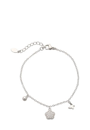 Zilveren kettingarmband met een bloemvormige hanger met rhinestones, een kleine balaccent en een vlinderhanger. Verstelbare sluiting.