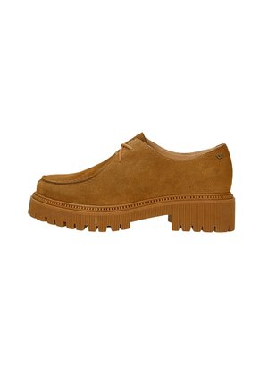 Chaussure en daim marron à lacets avec semelle épaisse rainurée et petit talon, vue latérale sur fond blanc.