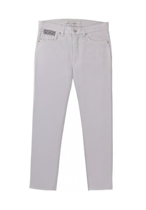 Pantalon en coton gris clair à coupe droite, avec un subtil détail texturé sur la poche et une fermeture standard par bouton.