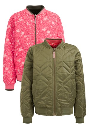 Vendbar børne-bomberjakke med pink blomstermønster på den ene side og quiltet olivengrøn på den anden, begge med forreste lynlåse og ribstrikkede ærmekanter.