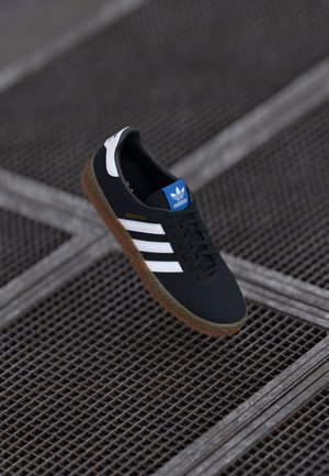 adidas Originals MONTREAL UNISEX - Baskets basses - core black/footwear white