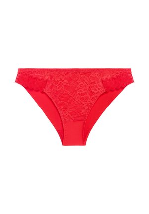 Culotte en dentelle rouge et tissu avec un bord en dentelle festonné, présentant un motif floral et une finition lisse et sans coutures.