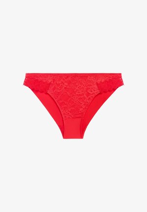 Culotte en dentelle rouge et tissu avec un bord en dentelle festonné, présentant un motif floral et une finition lisse et sans coutures.