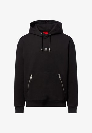 Felpa nera con cappuccio realizzata in morbido tessuto misto cotone. Presenta tasche frontali con zip, cordini e una piccola etichetta con logo sul petto.