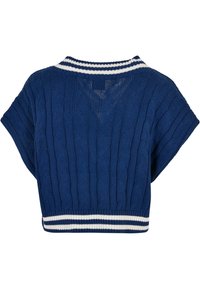 Modrý pletený crop top se vzorem kabelů, krátkými rukávy a pruhovaným bílým a námořnickým žebrovaným límcem. Texturovaný design s přiléhavým lemem.