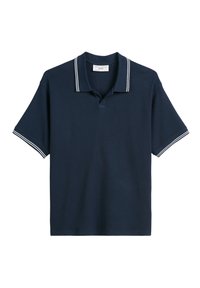 Granatowa koszulka polo z prążkowanej tkaniny, krótkie rękawy i zapięcie na trzy guziki. Wyróżniają się kontrastowe białe paski na kołnierzyku i mankietach.