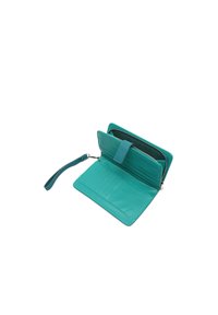 Teal leren portemonnee met een ritssluiting, meerdere kaartsleuven en een polsband. Gladde textuur, rechthoekig ontwerp en binnenzak.
